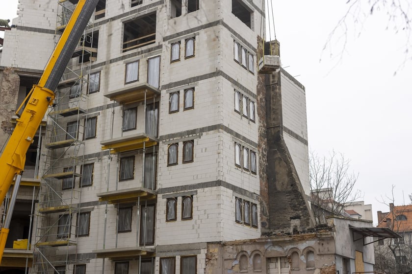 Trwa remont zabytkowej kamienicy przy ulicy Kołłątaja 23.