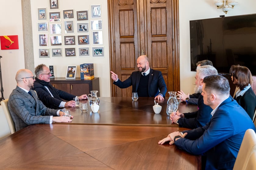 spotkanie władz Wrocławia i firmy IAV z udziałem m.in. prezydentem Jackiem Sutrykiem i Uwe Horn, dyrektorem zarządzającym i dyrektorem ds. pracy IAV