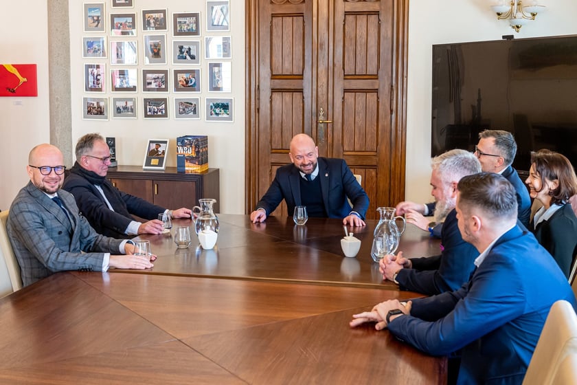 spotkanie władz Wrocławia i firmy IAV z udziałem m.in. prezydentem Jackiem Sutrykiem i Uwe Horn, dyrektorem zarządzającym i dyrektorem ds. pracy IAV
