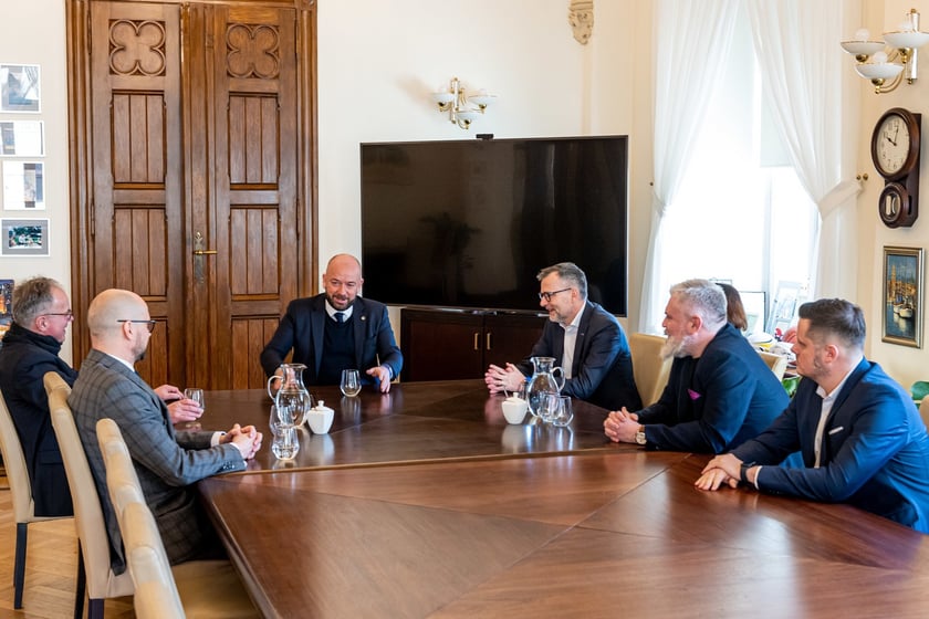 spotkanie władz Wrocławia i firmy IAV z udziałem m.in. prezydentem Jackiem Sutrykiem i Uwe Horn, dyrektorem zarządzającym i dyrektorem ds. pracy IAV