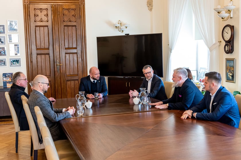 spotkanie władz Wrocławia i firmy IAV z udziałem m.in. prezydentem Jackiem Sutrykiem i Uwe Horn, dyrektorem zarządzającym i dyrektorem ds. pracy IAV
