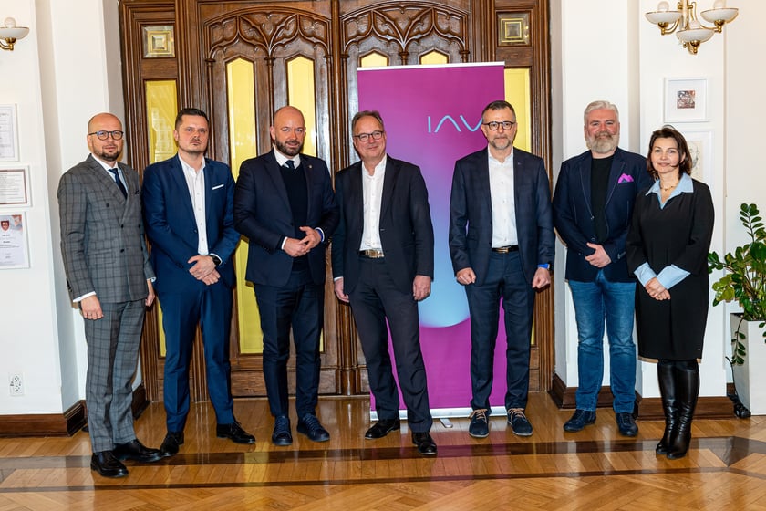 spotkanie władz Wrocławia i firmy IAV z udziałem m.in. prezydentem Jackiem Sutrykiem i Uwe Horn, dyrektorem zarządzającym i dyrektorem ds. pracy IAV