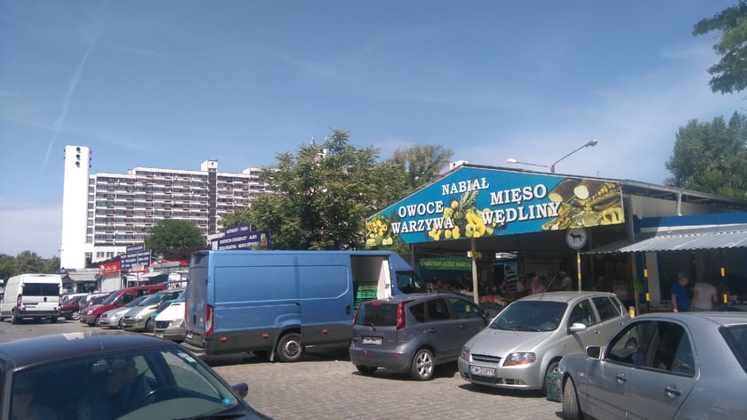 Targowisko Komandor przy ulicy Komandorskiej i Radosnej