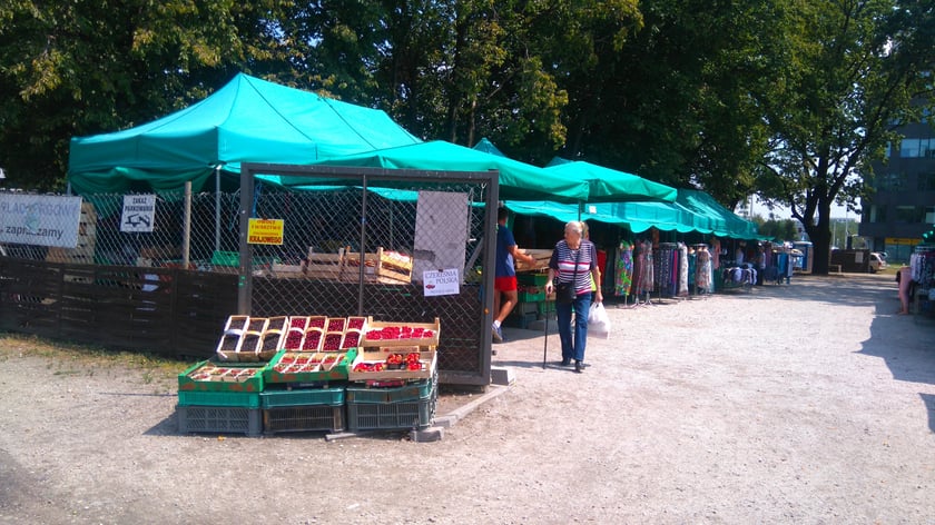 Na zdjęciu targowisko przy ul. Lotniczej