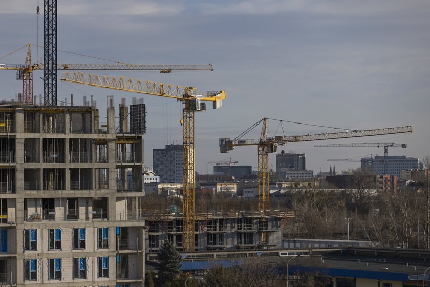 Konto Mieszkaniowe to atrakcyjna premia
Każdy, kto w perspektywie kilku lat planuje kupno mieszkania lub domu jednorodzinnego będzie m&oacute;gł zacząć oszczędzać na specjalnym Koncie Mieszkaniowym.
Założenie takiego konta to jednoczesna deklaracja wpłat od 500 do 2000 zł miesięcznie przez 3 do 10 lat.
&nbsp;