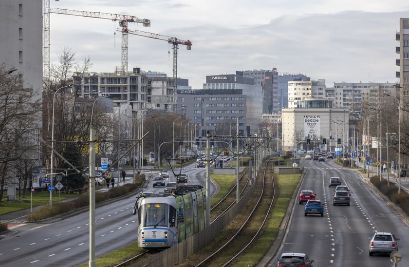 Dla kogo program Pierwsze Mieszkanie
Z bezpiecznego kredytu 2% oraz Konta Mieszkaniowego będzie m&oacute;gł skorzystać każdy kto:

nie ukończył 45 roku życia;
nie posiada i nie miał mieszkania, domu jednorodzinnego ani sp&oacute;łdzielczego prawa do lokalu mieszkalnego albo domu jednorodzinnego.

W przypadku małżeństwa lub rodzic&oacute;w co najmniej jednego wsp&oacute;lnego dziecka, warunek wieku przy bezpiecznym kredycie 2%, spełnić będzie musiało przynajmniej jedno z nich.