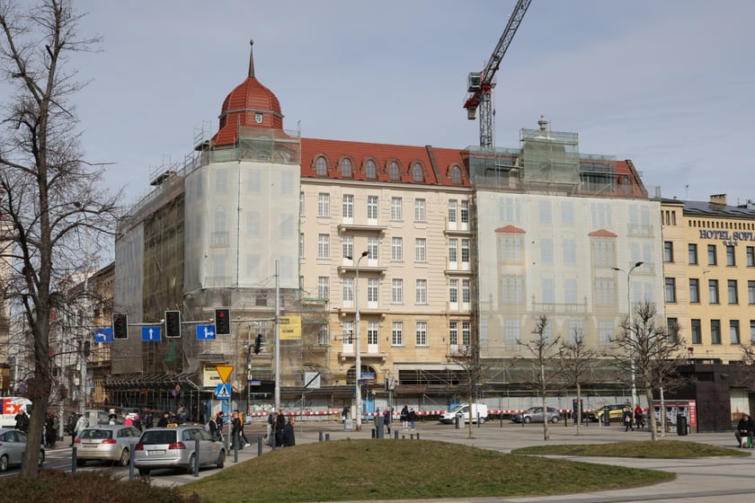 od 17 marca 2023 r. pierwszy raz widać elewację hotelu Grand od dachu do parteru.