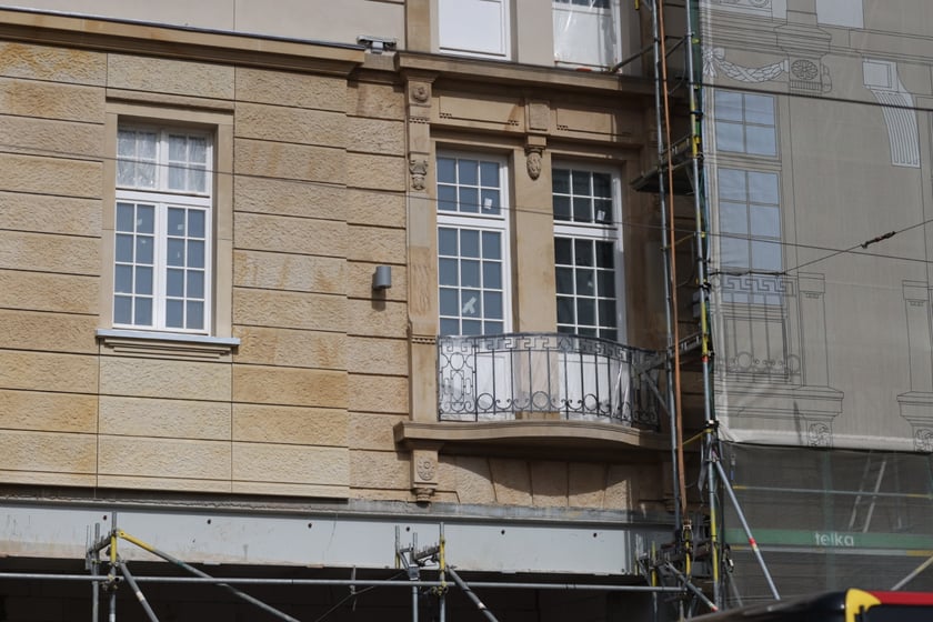 od 17 marca 2023 r. pierwszy raz widać elewację hotelu Grand od dachu do parteru.