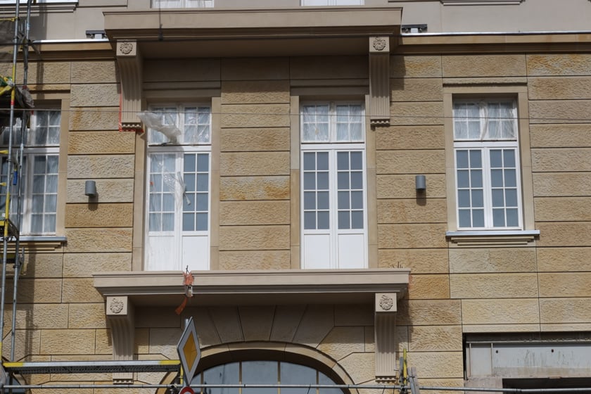 od 17 marca 2023 r. pierwszy raz widać elewację hotelu Grand od dachu do parteru.