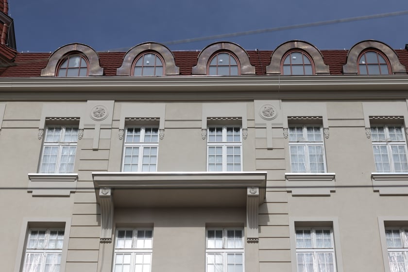 od 17 marca 2023 r. pierwszy raz widać elewację hotelu Grand od dachu do parteru.