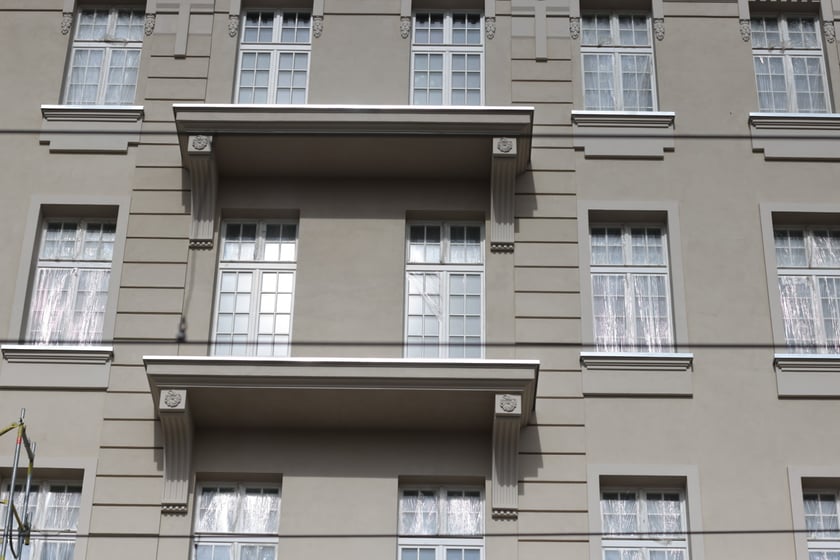od 17 marca 2023 r. pierwszy raz widać elewację hotelu Grand od dachu do parteru.