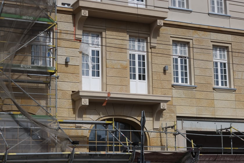 od 17 marca 2023 r. pierwszy raz widać elewację hotelu Grand od dachu do parteru.