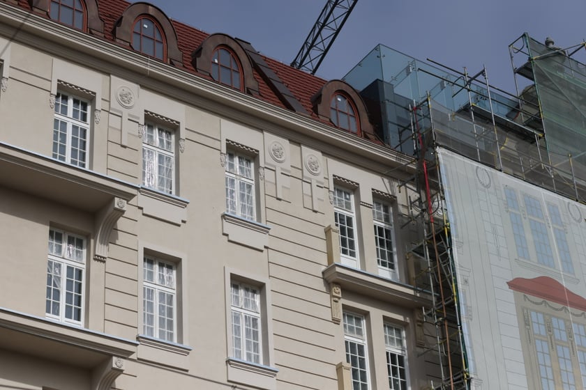 od 17 marca 2023 r. pierwszy raz widać elewację hotelu Grand od dachu do parteru.
