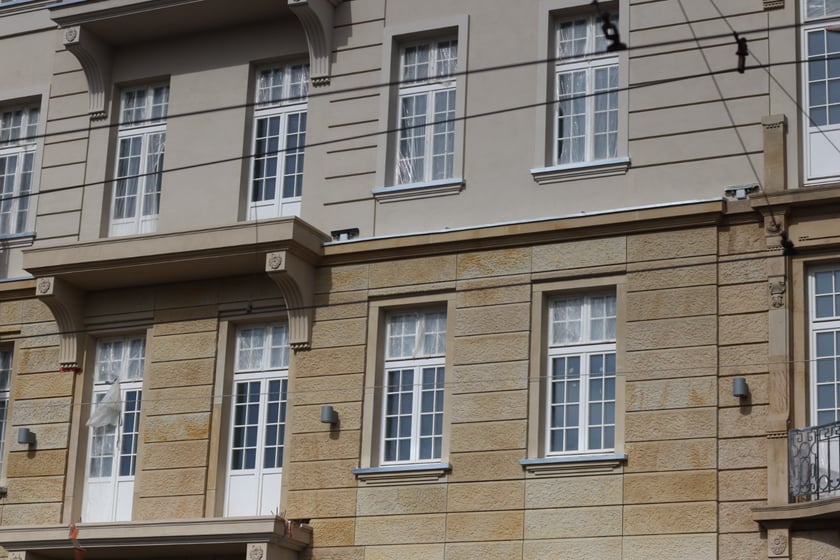 od 17 marca 2023 r. pierwszy raz widać elewację hotelu Grand od dachu do parteru.