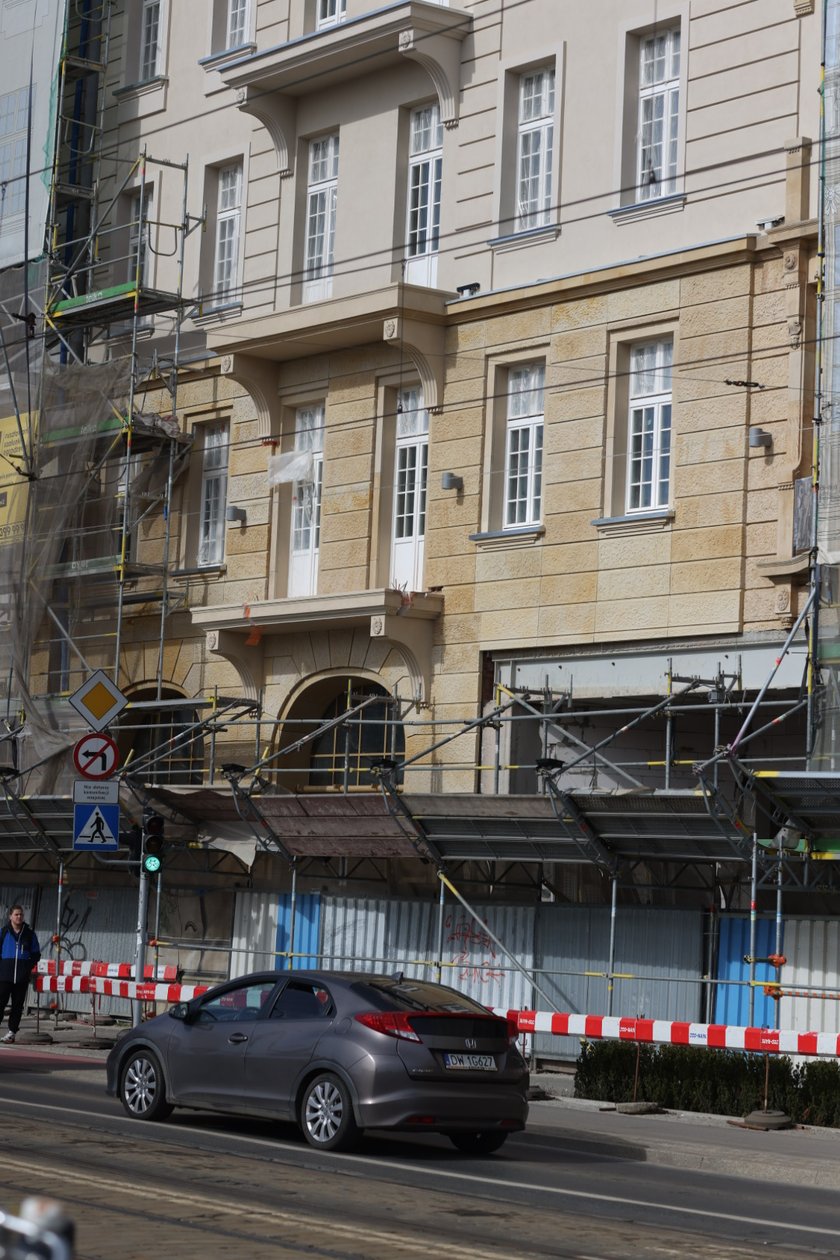 od 17 marca 2023 r. pierwszy raz widać elewację hotelu Grand od dachu do parteru.