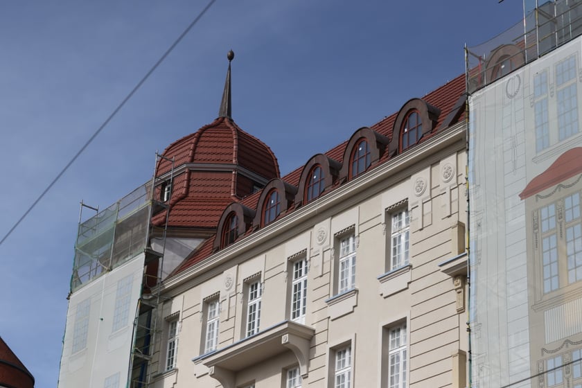 od 17 marca 2023 r. pierwszy raz widać elewację hotelu Grand od dachu do parteru.
