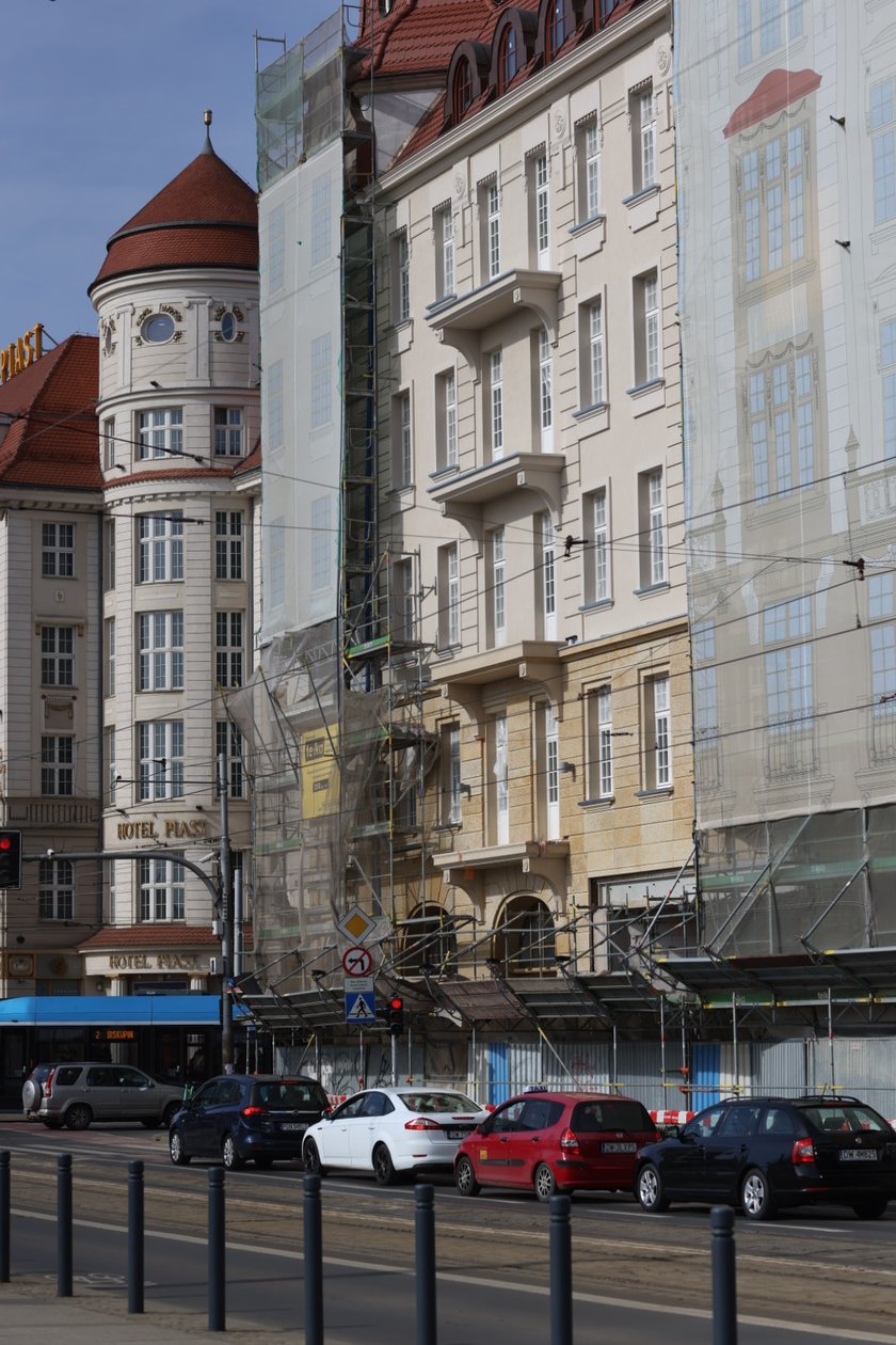 od 17 marca 2023 r. pierwszy raz widać elewację hotelu Grand od dachu do parteru.