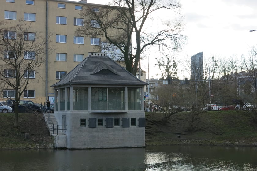 Domek nad fosą w trakcie remontu