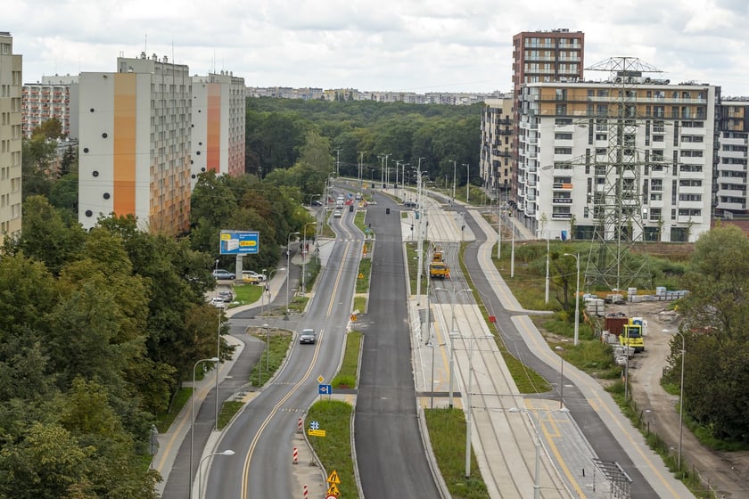 Konto Mieszkaniowe to atrakcyjna premia
Każdy, kto w perspektywie kilku lat planuje kupno mieszkania lub domu jednorodzinnego będzie m&oacute;gł zacząć oszczędzać na specjalnym Koncie Mieszkaniowym.
Założenie takiego konta to jednoczesna deklaracja wpłat od 500 do 2000 zł miesięcznie przez 3 do 10 lat.
&nbsp;