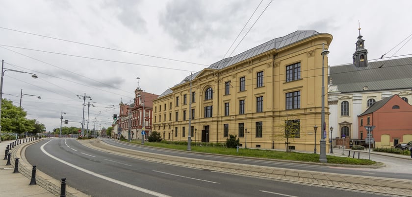 Dziś L'Uni ? dawniej ?Farmacja?. Nowoczesne biura w historycznych murach robią niezwykłe wrażenie