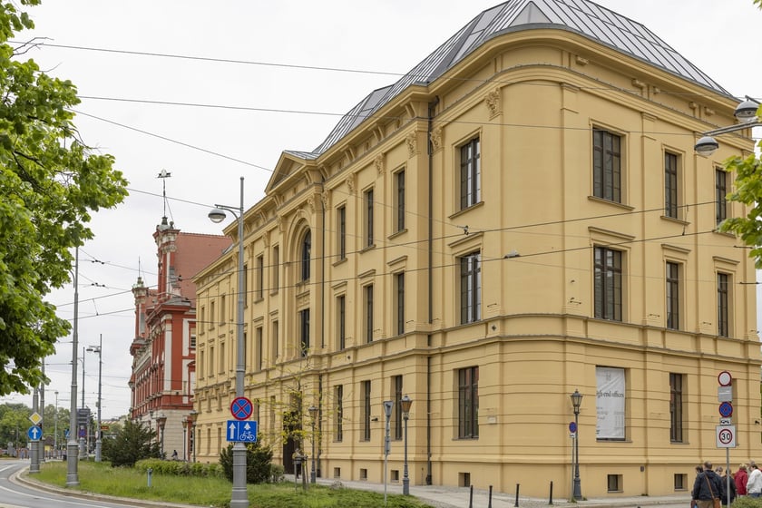 Dziś L'Uni ? dawniej ?Farmacja?. Nowoczesne biura w historycznych murach robią niezwykłe wrażenie