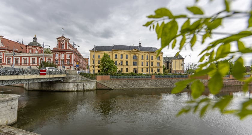 Dziś L'Uni ? dawniej ?Farmacja?. Nowoczesne biura w historycznych murach robią niezwykłe wrażenie