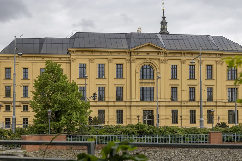 Dziś L'Uni ? dawniej ?Farmacja?. Nowoczesne biura w historycznych murach robią niezwykłe wrażenie