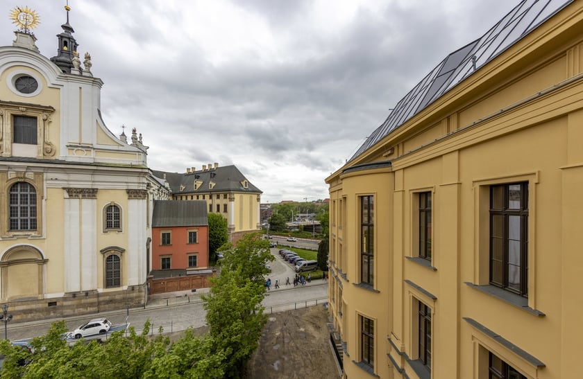 Dziś L'Uni ? dawniej ?Farmacja?. Nowoczesne biura w historycznych murach robią niezwykłe wrażenie