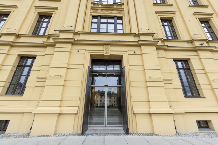 Dziś L'Uni ? dawniej ?Farmacja?. Nowoczesne biura w historycznych murach robią niezwykłe wrażenie