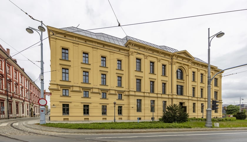 Dziś L'Uni ? dawniej ?Farmacja?. Nowoczesne biura w historycznych murach robią niezwykłe wrażenie
