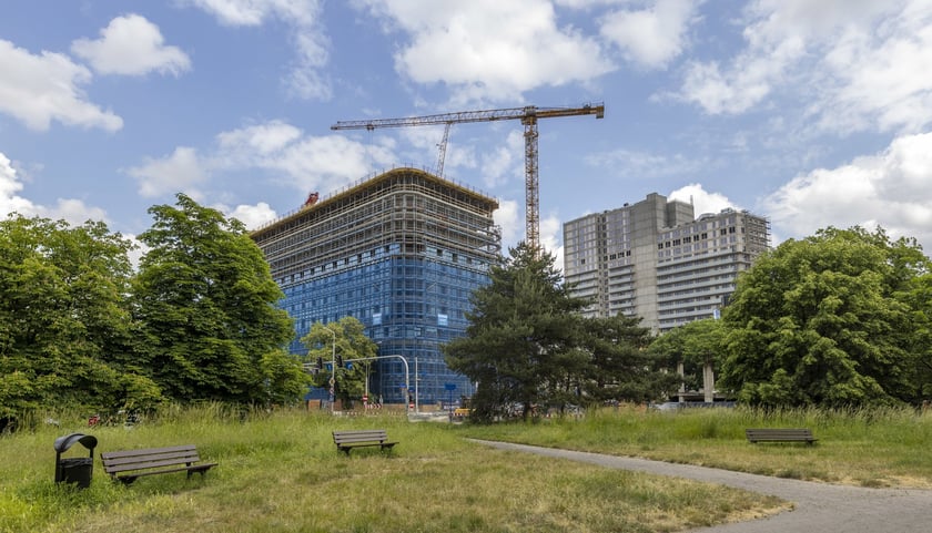 Pierwsze Mieszkanie i odmrożone inwestycje
Według szacunk&oacute;w ustawodawcy do 2027 roku w ramach akcji może zostać udzielonych nawet 155 tys. kredyt&oacute;w na łączną kwotę 52,8 mld zł.
Funkcjonowanie programu pomoże ożywić zar&oacute;wno stronę popytową, jak i podażową.
Przy stałym dopływie klient&oacute;w z finansowaniem bankowym deweloperzy będą mogli odmrozić inwestycje, kt&oacute;re w ostatnich kwartałach zostały wstrzymane ze względu na ograniczenia zdolności kredytowej