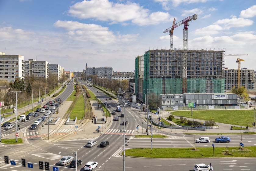 Program Pierwsze Mieszkanie. Co jest ważne?
Warto zauważyć, że w przeciwieństwie do poprzednich program&oacute;w pomocowych nie ma tu limitu ceny za metr kwadratowy.
Jedynym ograniczeniem jest maksymalna wysokość zobowiązania wynosząca 500 tys. zł dla singli i 600 tys. dla wieloosobowych gospodarstw domowych.
Biorąc pod uwagę, że przy zaciąganiu kredytu można wnieść maksymalnie 200 tys. złotych wkładu własnego, za Bezpieczny kredyt 2% będzie można kupić nieruchomość wartą nawet 800 tys. złotych.