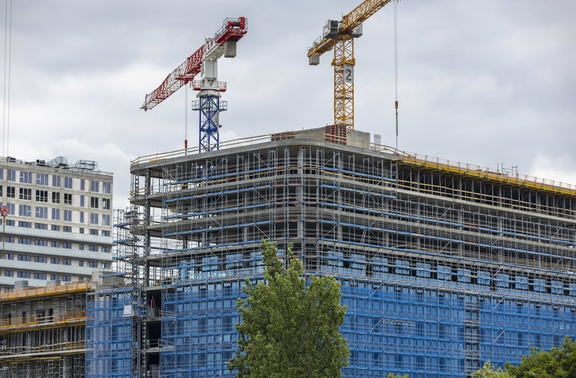 Jest mniej nowych mieszkań na rynku we Wrocławiu. Dlaczego?
Okazuje się, że problemem może być mała liczba nowych mieszkań na rynku we Wrocławiu.
&nbsp;
&ndash; Największym zagrożeniem, ale i czynnikiem aktywizujących całą resztę klient&oacute;w spoza programu to ograniczony &ndash; historycznie do minimum &ndash; wyb&oacute;r mieszkań, kt&oacute;re mamy we Wrocławiu. Jest ich 20% mniej niż rok temu oraz bardzo mała liczba nowych projekt&oacute;w kt&oacute;re czekają na premierę&nbsp;&ndash; m&oacute;wi&nbsp;Piotr Wiak, wiceprezes zarządu ds. handlowych Rafin Developer we Wrocławiu.