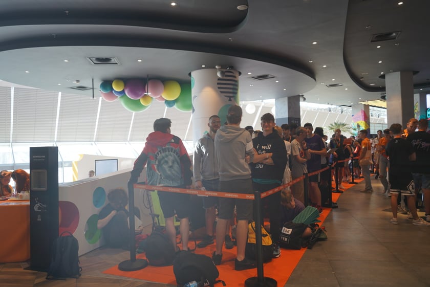Popeyes Biscuit (klasyczne, amerykańskie maślane ciastko serwowane) z miodem (7,95 pln),
