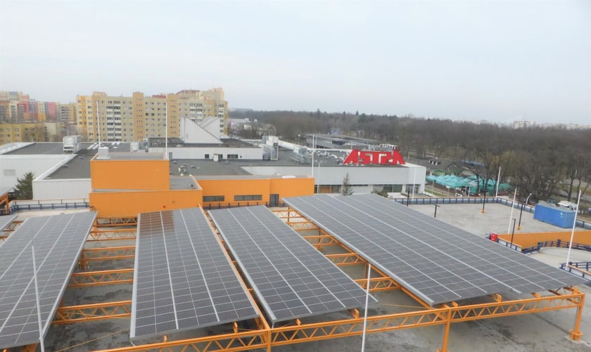Luty 2025 r. Nowe lokale usługowe, hala sportowa, większy parking i instalacja fotowoltaiczna – Centrum Handlowe Astra na Gądowie właśnie kończy kilkuletni remont.
