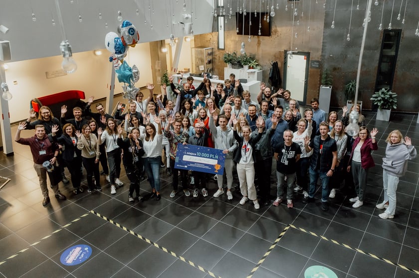 Uczestnicy poprzednich edycji CASSINI Hackathon. Tegoroczne spotkanie będzie  7-9 listopada 2025 r. we Wrocławiu.