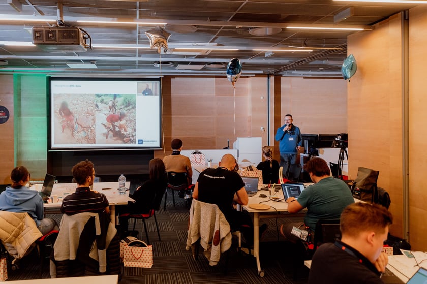 Uczestnicy poprzednich edycji CASSINI Hackathon. Tegoroczne spotkanie będzie  7-9 listopada 2025 r. we Wrocławiu.