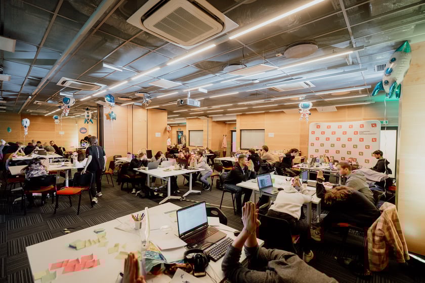 Uczestnicy poprzednich edycji CASSINI Hackathon. Tegoroczne spotkanie będzie  7-9 listopada 2025 r. we Wrocławiu.