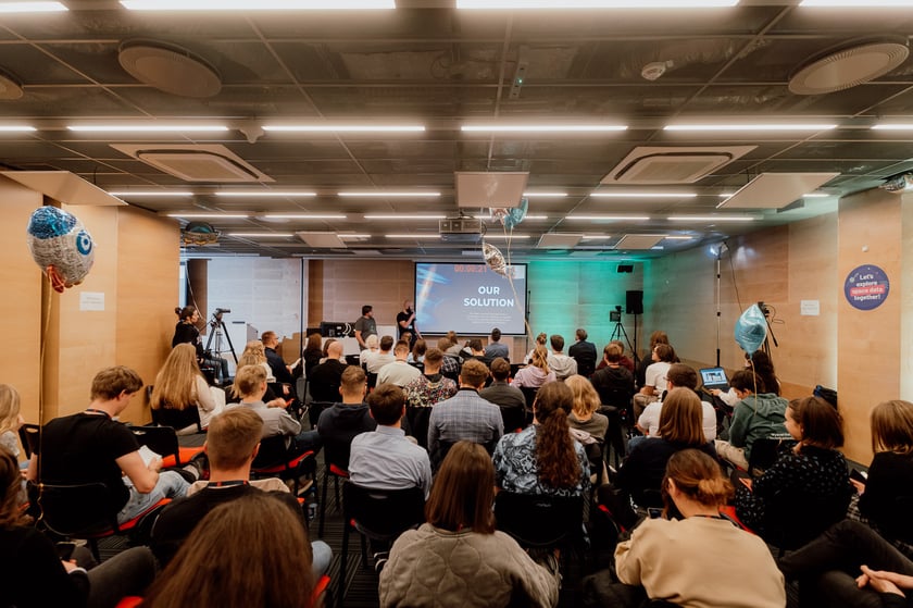 Uczestnicy poprzednich edycji CASSINI Hackathon. Tegoroczne spotkanie będzie  7-9 listopada 2025 r. we Wrocławiu.