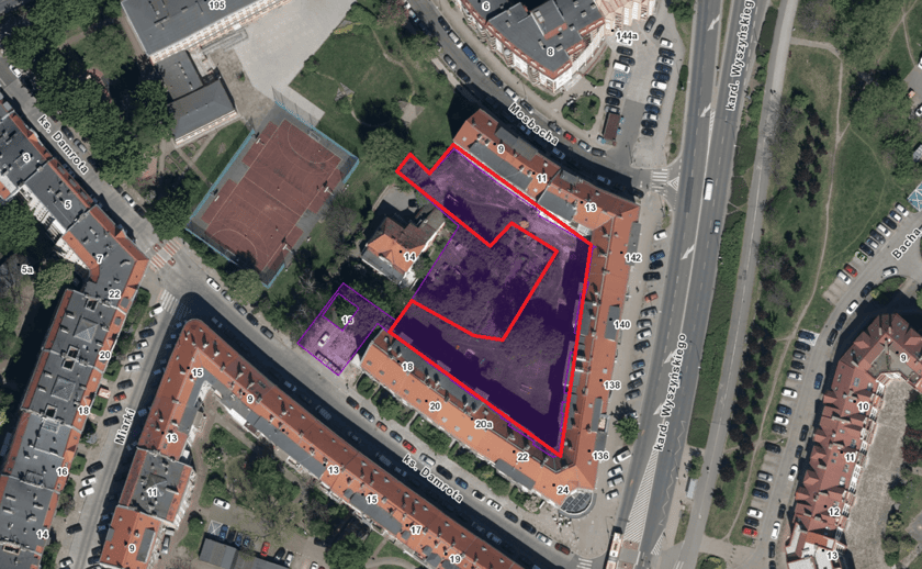 Powiększ obraz: Konsultowany obszar podwórka (czerwony obrys).