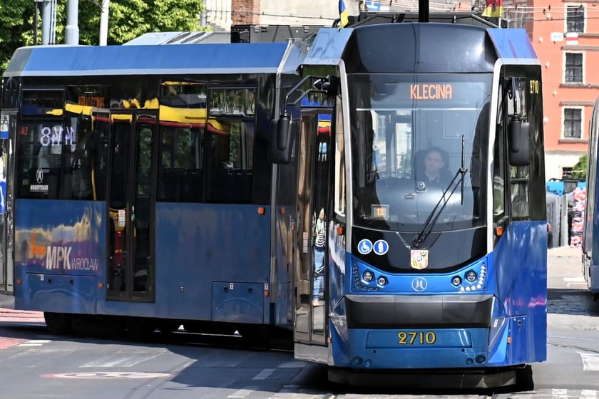 Zdjęcie ilustracyjne: tramwaj MPK jadący w kierunku pętli "Klecina". Pętla o tej nazwie znajduje się na osiedlu Krzyki, tuż przy granicy z Kleciną. Nowa trasa będzie wiodła przecinać północną część Kleciny i kończyć się na Oporowie