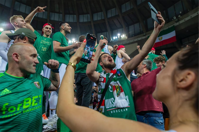 Kibice Śląska Wrocław bawią się w Hali stulecia z okazji mistrzostwa klubu