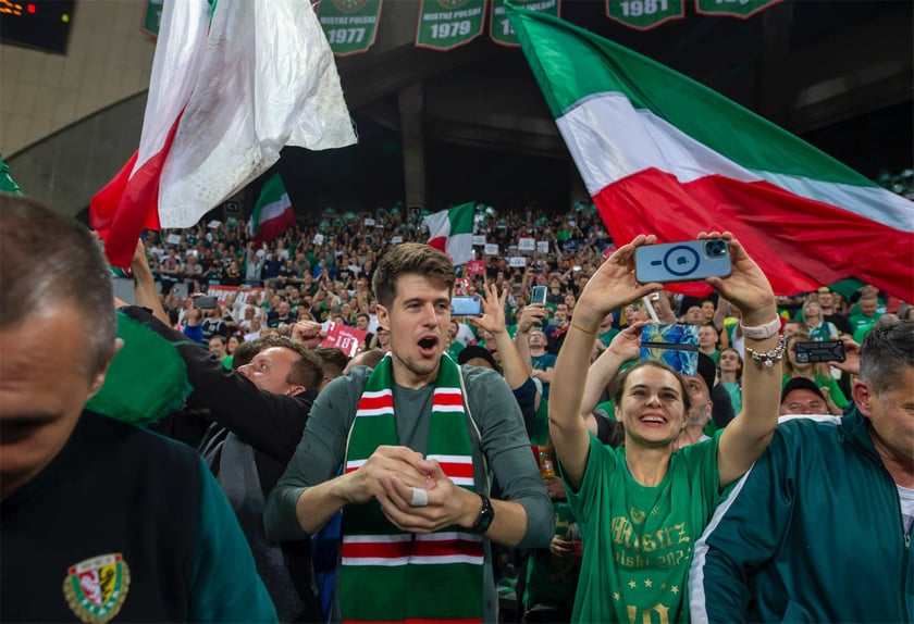 Kibice Śląska Wrocław bawią się w Hali stulecia z okazji mistrzostwa klubu