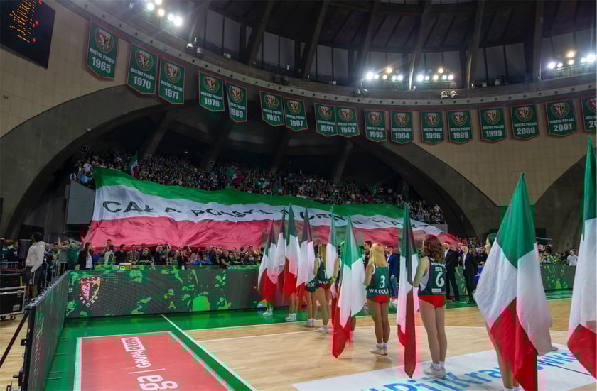 Kibice Śląska Wrocław bawią się w Hali stulecia z okazji mistrzostwa klubu