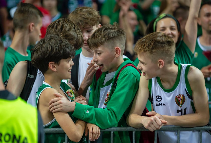 Kibice Śląska Wrocław bawią się w Hali stulecia z okazji mistrzostwa klubu