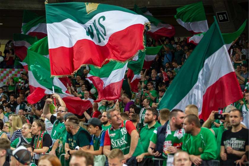 Kibice Śląska Wrocław bawią się w Hali stulecia z okazji mistrzostwa klubu