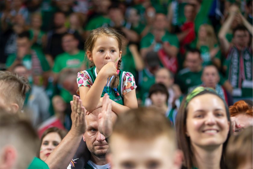 Kibice Śląska Wrocław bawią się w Hali stulecia z okazji mistrzostwa klubu