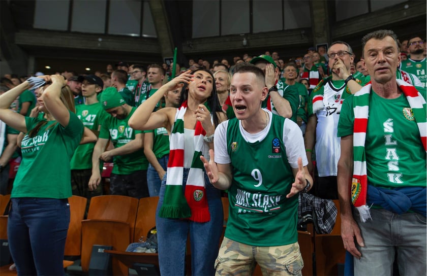 Kibice Śląska Wrocław bawią się w Hali stulecia z okazji mistrzostwa klubu