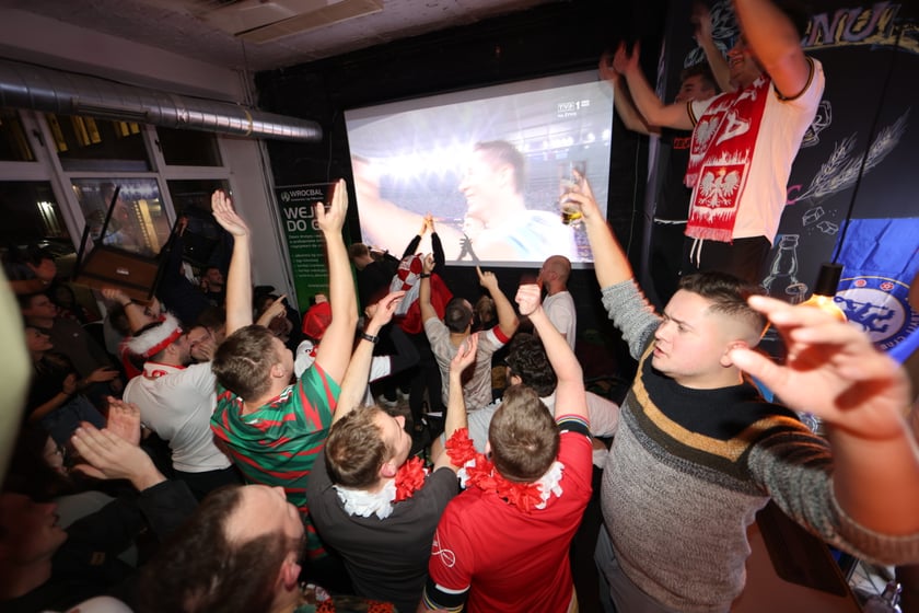 Kibice w Pubie Sportowym Wembley oglądają mecz Polska-Argentyna