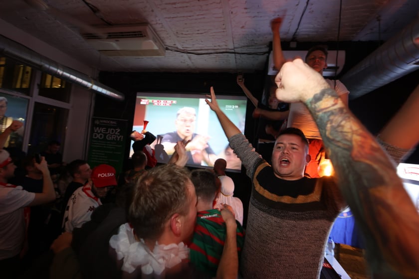 Kibice w Pubie Sportowym Wembley oglądają mecz Polska-Argentyna